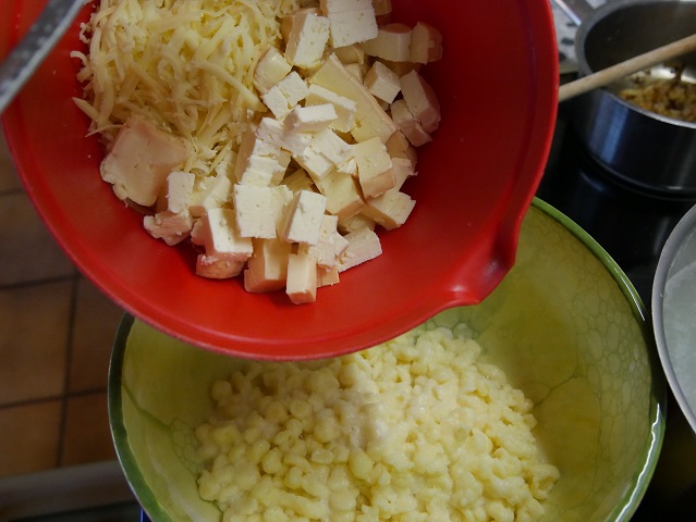 Käse auf Spätzleschicht füllen