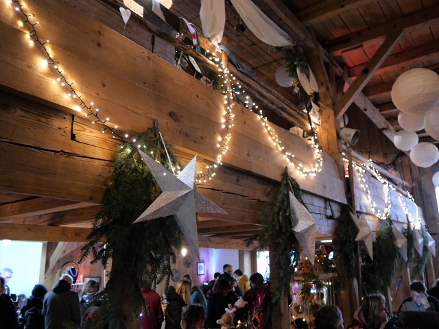 Weihnachtsmarkt im Veranstaltungsstadel am historischen Gasthof Hirsch in Urlau