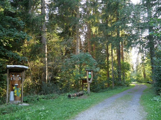Eingang zum Kindererlebnisweg im Wald bei Görisried