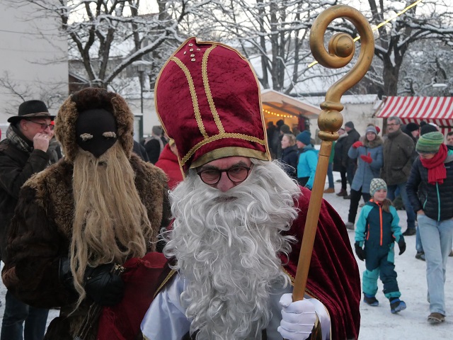 Nikolaus und Krampus auf dem Weihnachtsmarkt Irsee