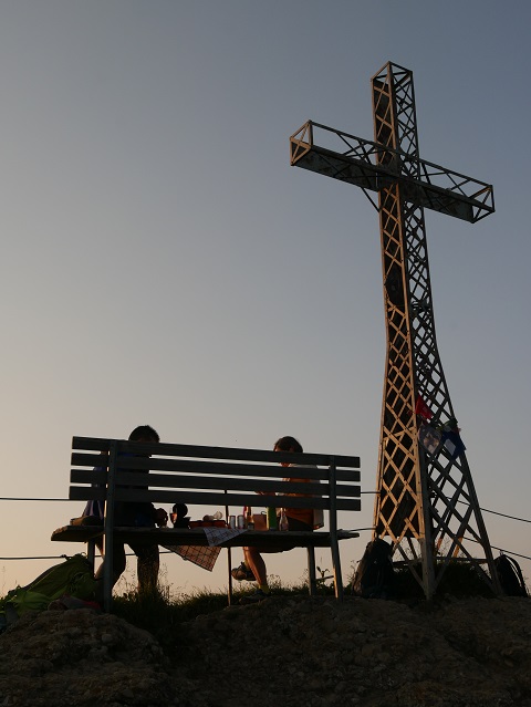 romantisches Picknick unterm Gipfelkreuz