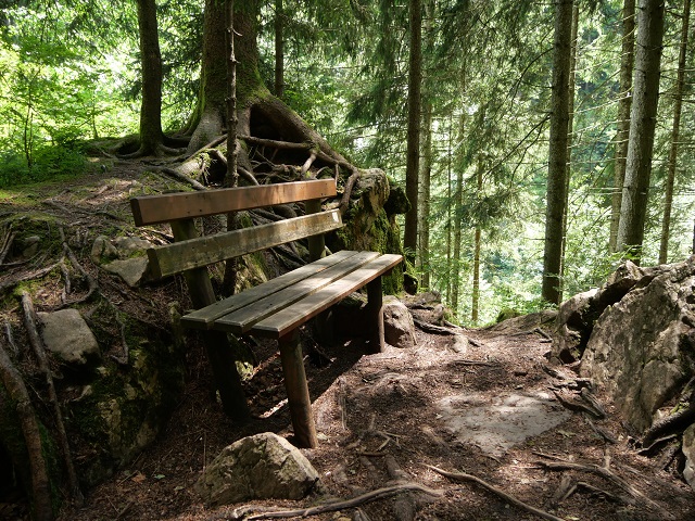Ruhebank oberhalb der Starzlachklamm am Grünten