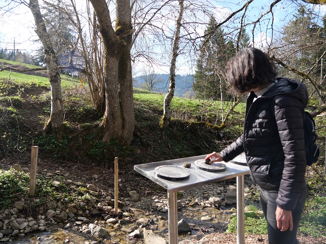 Sabine beim Steine schleifen am Carl-Hirnbein-Weg