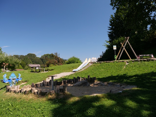 Sandkasten und Rutsche auf dem Piratenspielplatz in Immenstadt-Bühl