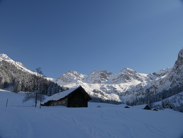 Blick auf die Untere Wiesalpe und die Schafalpenköpfe im Winter