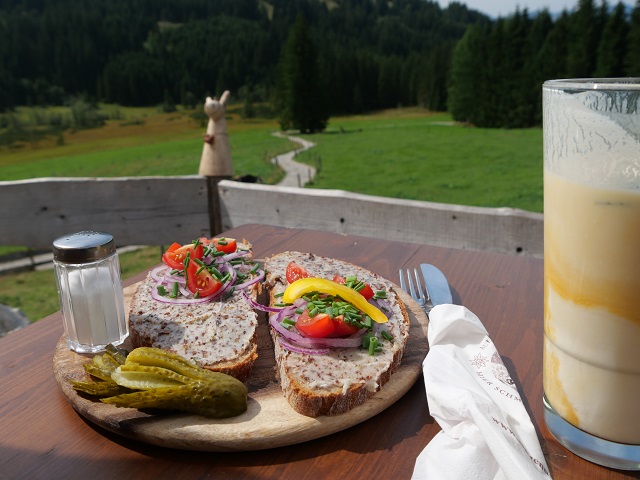 Schmalzbrot und Buttermilch auf der Strausbergalpe