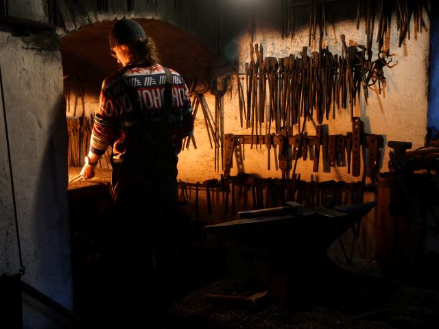 Schmiedevorführung in der Weihnachtswerkstatt Illerbeuren