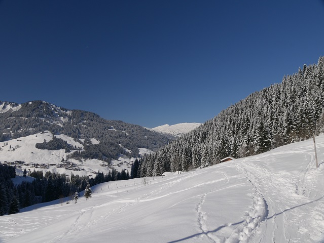Wanderweg von der Inneren Wiesalpe Richtung Hirschegg im Winter