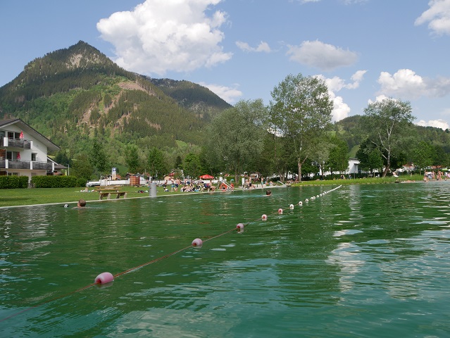 Schwimmbecken mit Grüntenblick im Naturbad Burgberg