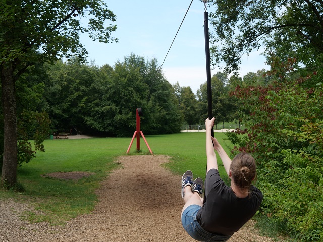 Seilbahn im Engelhaldepark auf einem der schönsten Spielplätze im Allgäu