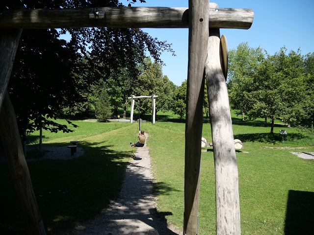 Seilrutsche auf dem Bienenspielplatz in Seeg