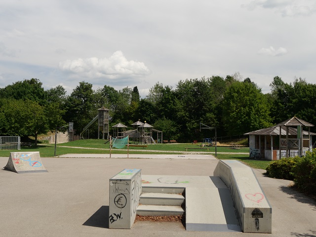 Skateranlage, Beachvolleyballfeld und Spielplatz im Ostpark in Bad Wörishofen