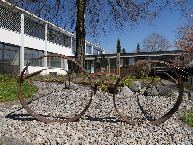 Skulptur Se(h)e-Hilfe am Skulpturenweg Karsee