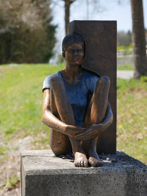 Skulpturenweg Karsee - Bronzeplastik Sitzendes Mädchen von Guido Messer