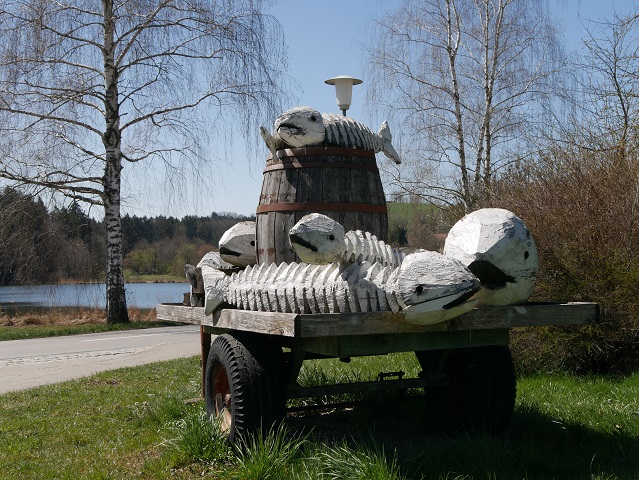 Skulptur Kommen und Gehen in Karsee im Westallgäu