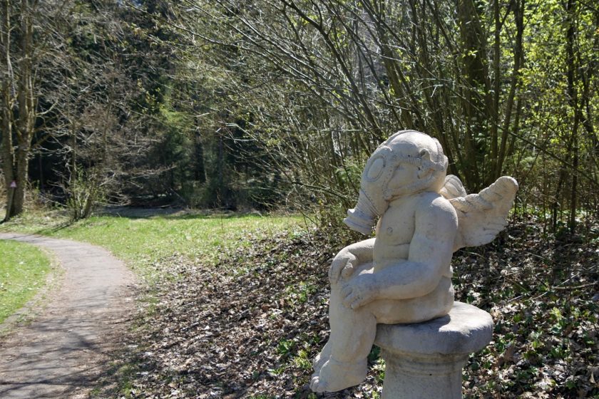 Engel mit Gasmaske von Peter Lenk am Skulpturenweg Karsee
