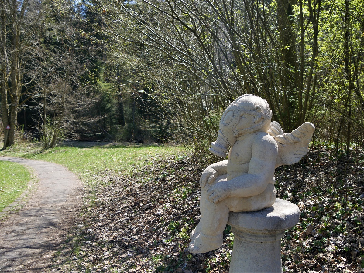 Engel mit Gasmaske von Peter Lenk am Skulpturenweg Karsee