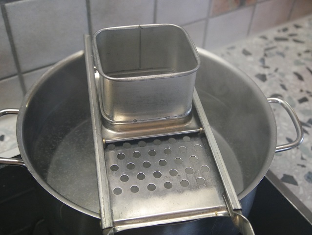Spatzenhobel auf Topf mit kochendem Wasser