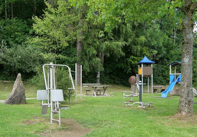 Geräte für Erwachsene auf einem der schönsten Spielplätze im Allgäu