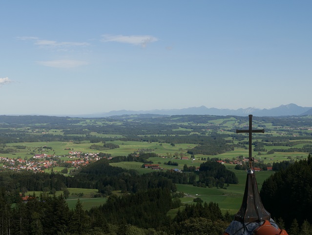 Blick nach Oberbayern von der Aussichtsplattform auf der Auerbergkirche