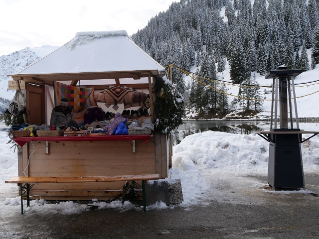 Stand auf dem Weihnachtsmarkt am Vilsalpsee