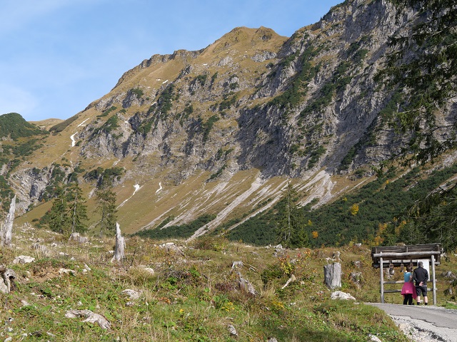 Station mit Schellen und Glocken am Erlebnisweg Uff d'r Alp