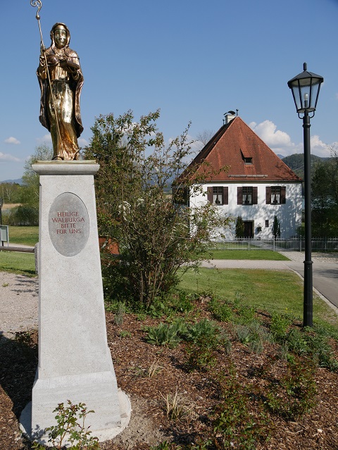 Statue der Heiligen Walburga in Weißensee bei Füssen