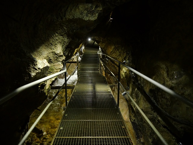 Steg über den unterirdischen Bach in der Sturmannshöhle