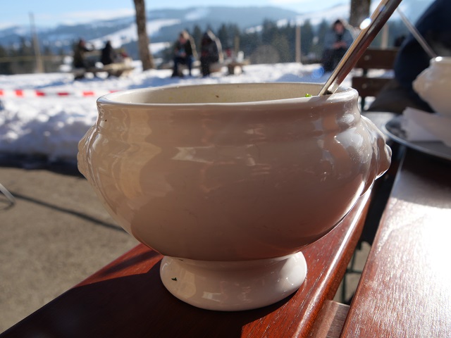 Flädlesuppentopf bei der Einkehr auf der Winterwanderung zur Königsalpe