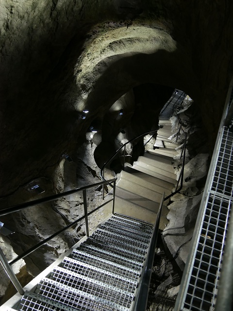 Treppe in der Sturmannshöhle - einem der schönsten Regenwetter-Ausflugsziele im Allgäu