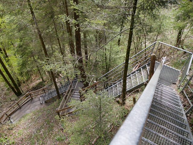 Treppe zur untersten Aussichtsplattform an den Scheidegger Wasserfällen