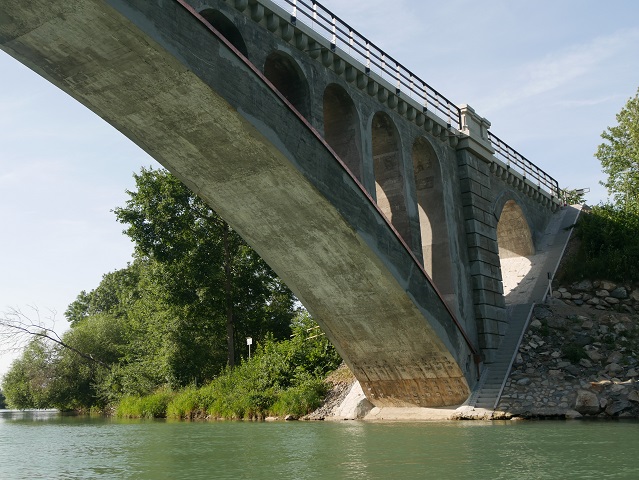 Kanufahren auf der Iller - unter der Historischen Brücke Illerbeuren