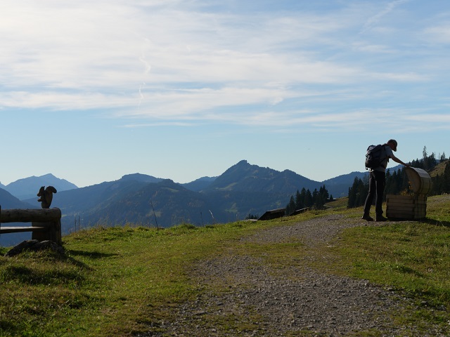 Wanderbank und Schatztruhe am Erlebnisweg Uff d'r Alp am Nebelhorn
