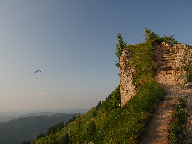 Gleitschirmflieger an der Nagelfluhkette