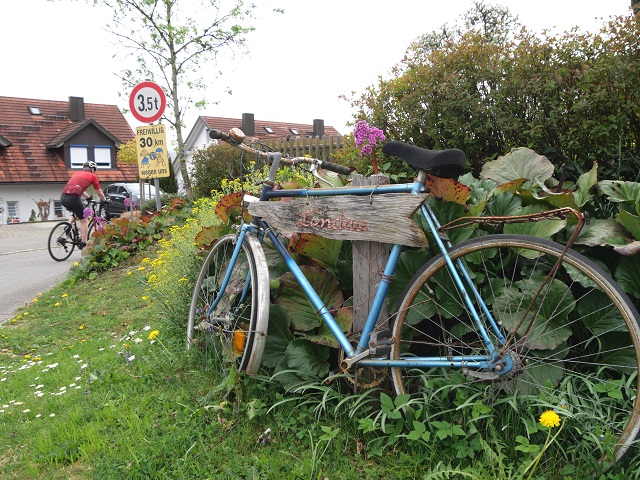 Wegweiser auf dem Bodensee-Königssee-Radweg in Stockenweiler