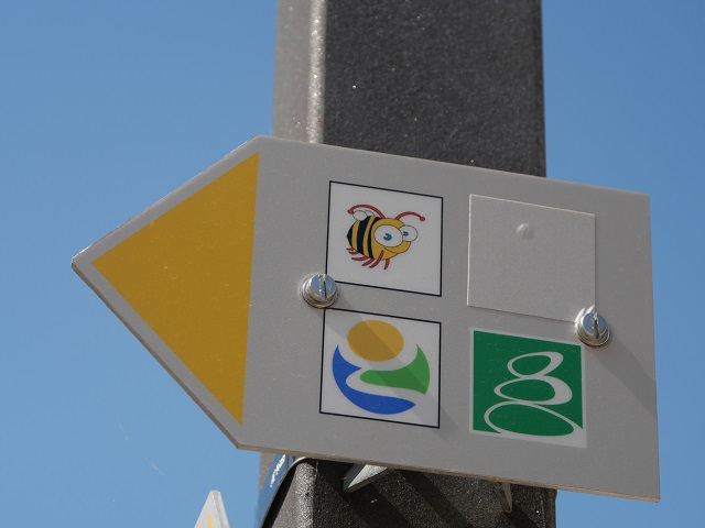 Wegweiser mit dem Glückswege-Logo auf der Glücksmomente-Runde Bad Grönenbach