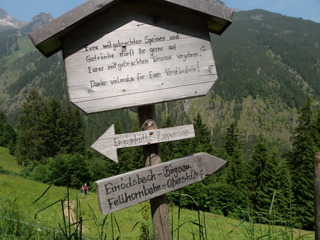 Wegweiser zur Enzianhütte an der Petersalpe