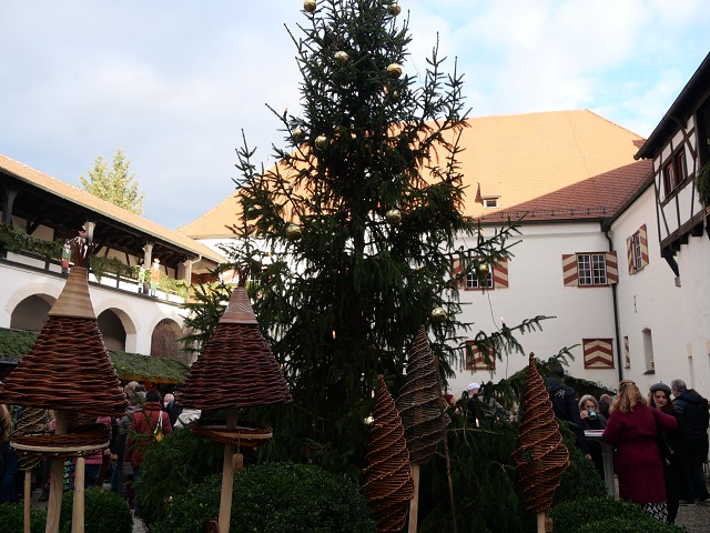 einer der schönsten Weihnachtsmärkte im Allgäu im Hof von Schloss Kronburg