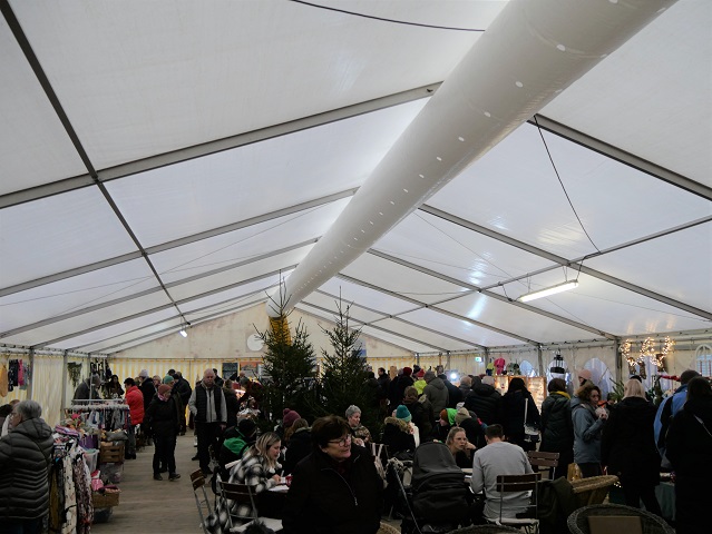 Weihnachtsmarkt im Zelt in Urlau