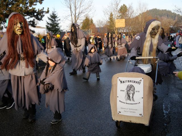 Weilermer Schatzhüterinnen auf dem Dämmersprung in Grünenbach
