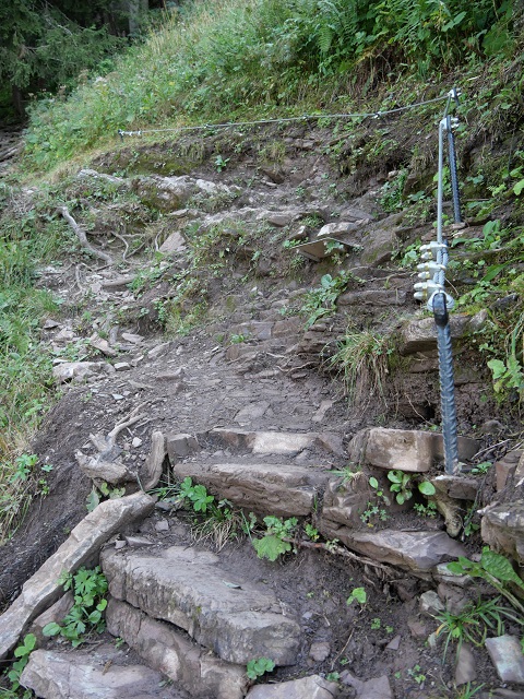 alpiner Weg mit Stahlseil-Sicherung