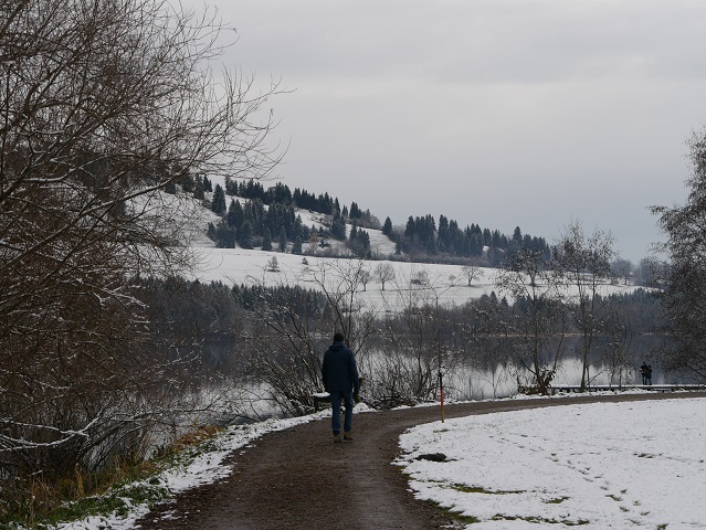 Wanderweg am Südufer des Grüntensees im Winter