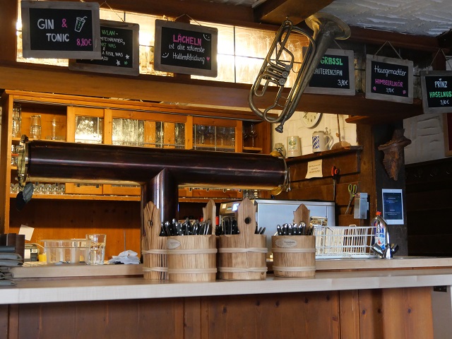 an der Theke der Enzianhütte