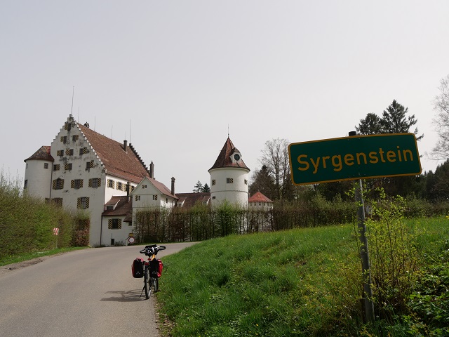 auf dem Bodensee-Königssee-Radweg bei Schloss Syrgenstein