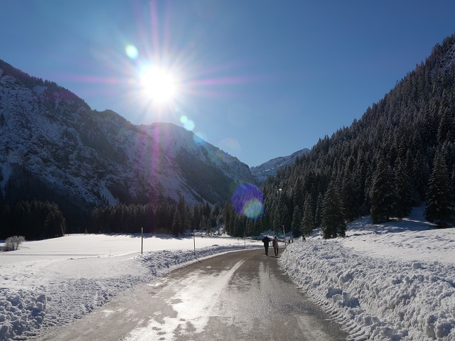 auf dem Weg zum Vilsalpsee im Winter