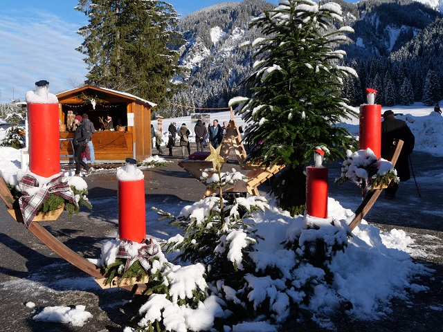 auf dem Weihnachtsmarkt am Vilsalpsee