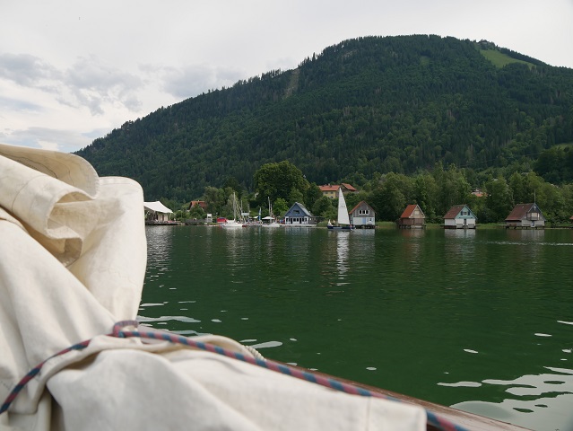 die Bootshäuser auf dem Großen Alpsee vom Wasser aus gesehen