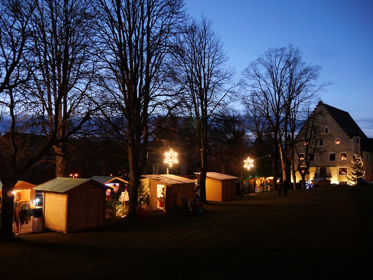 einer der schönsten Weihnachtsmärkte im Allgäu am Schloss Hopferau