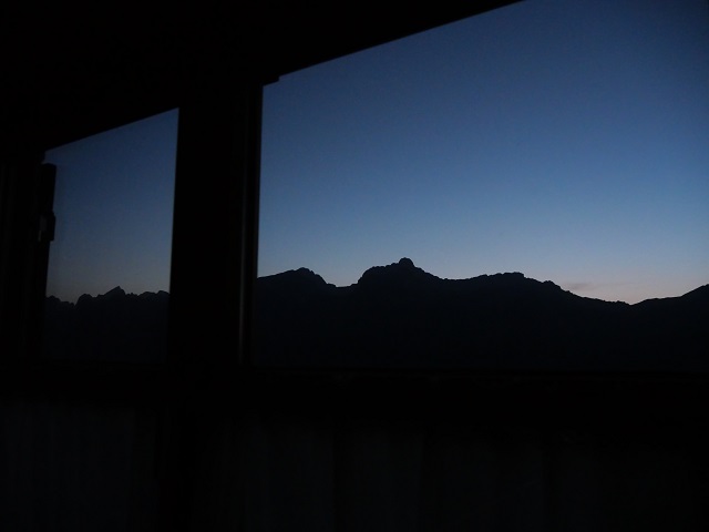 nächtlicher Blick aus dem Hüttenfenster